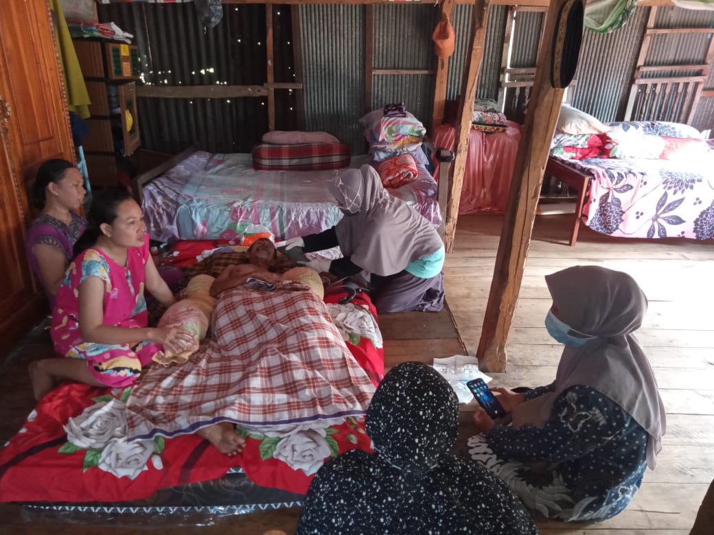 Petugas Kesehatan dari PKM Bulukunyi mengunjungi warga yang mengalami penyakit stroke di desa Lantang, kecamatan Polongbangkeng Selatan, Jumat 26 Juni 2020. (Ist) Petugas Kesehatan dari PKM Bulukunyi mengunjungi warga yang mengalami penyakit stroke di desa Lantang, kecamatan Polongbangkeng Selatan, Jumat 26 Juni 2020. (Ist)