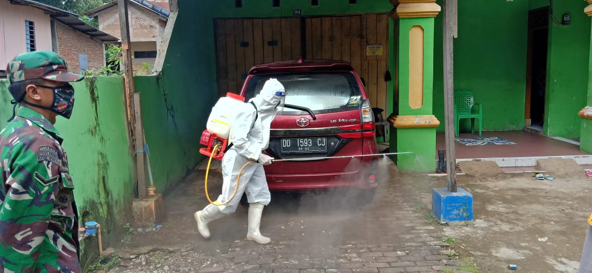 Petugas Tim Gugus Covid 19 Takalar melakukan penyemprotan disinfektan di salah satu rumah kerabat dekat pasien positif di desa Massamaturu, Polongbangkeng Utara, Takalar. (Ist)