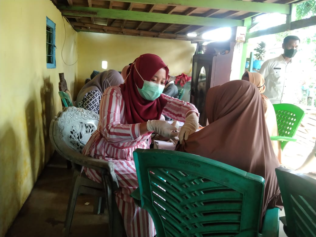 Petugas vaksin di Takalar mulai mendatangi rumah- rumah warga, Sabtu 19 Februari 2022. (Ist) Petugas vaksin di Takalar mulai mendatangi rumah- rumah warga, Sabtu 19 Februari 2022. (Ist)