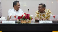 Pj Gubernur Bahtiar Baharuddin bersama Bupati Bone Andi Fashar Padjalangi dalam sebuah pertemuan di Bone, Minggu 24 September 2023. (Ist)