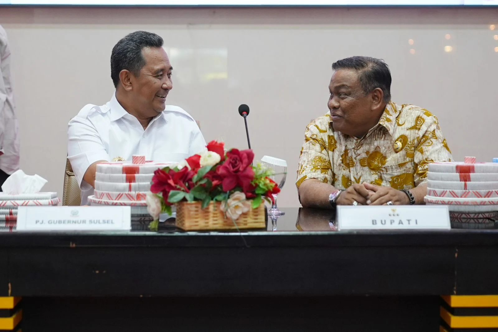Pj Gubernur Bahtiar Baharuddin bersama Bupati Bone Andi Fashar Padjalangi dalam sebuah pertemuan di Bone, Minggu 24 September 2023. (Ist)