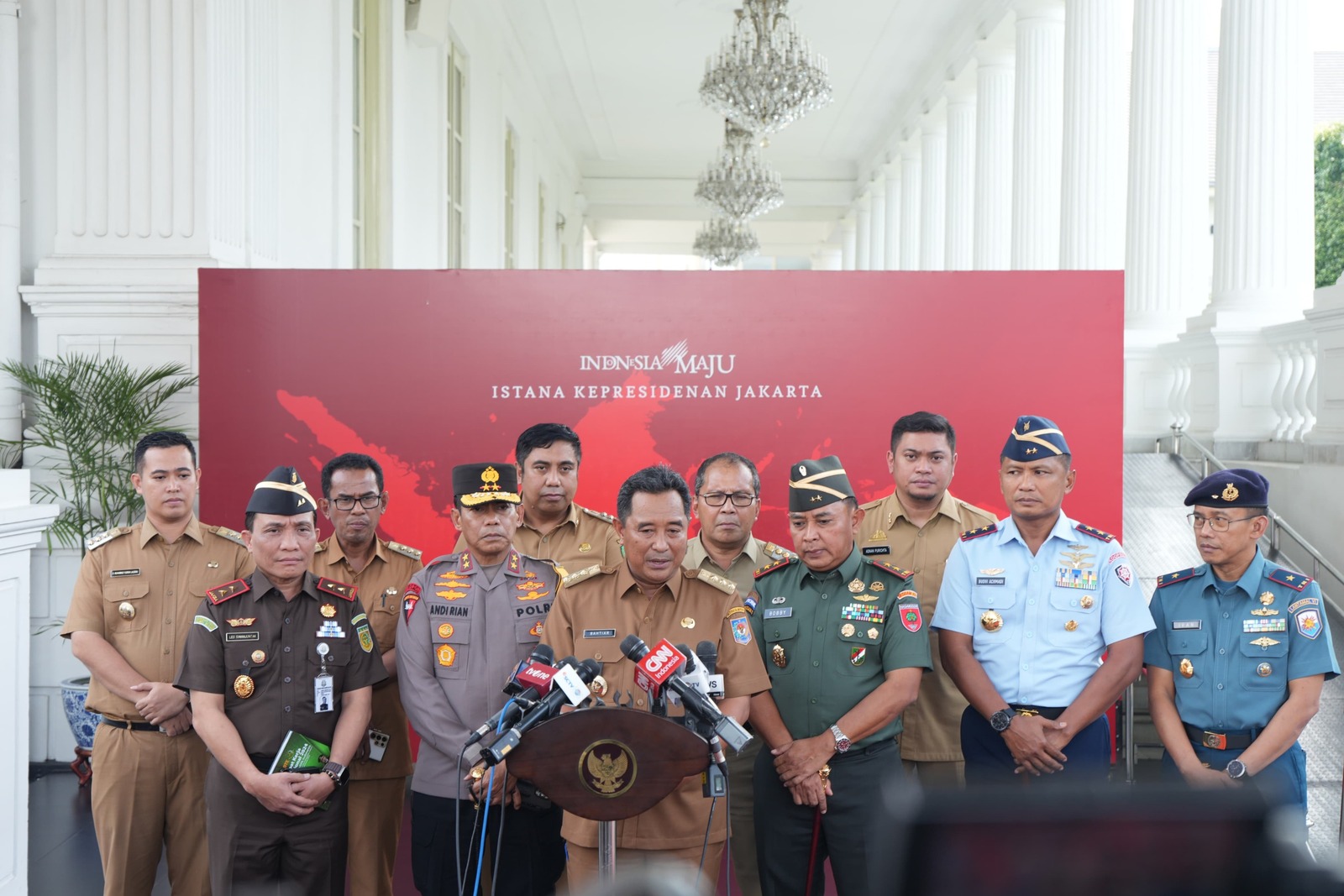 Pj Gubernur Bahtiar menggelar jumpa pers usai memaparkan rencana pembangunan Sulsel di Depan Presiden Jokowi, Selasa 27 Februari 2024. (Ist)