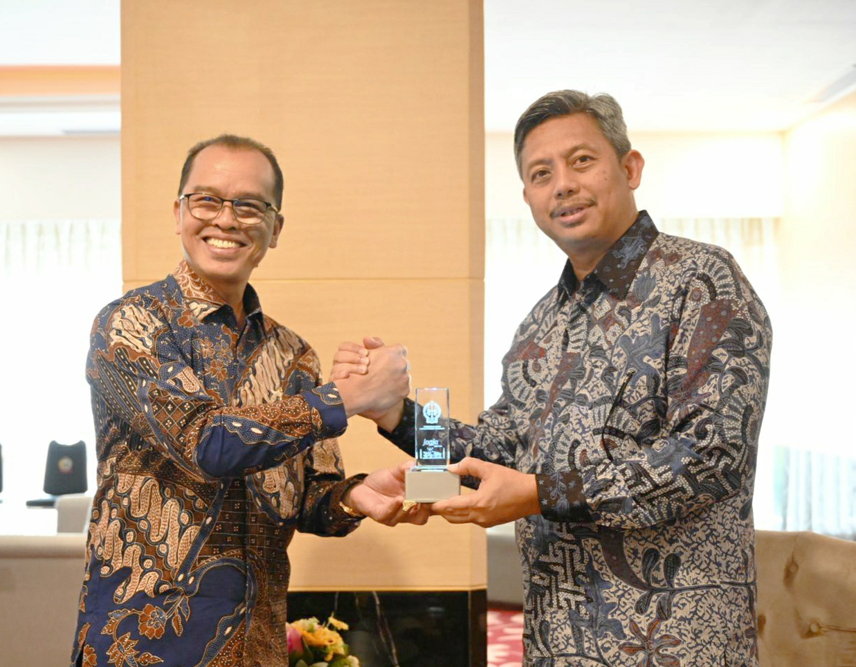 Pj Sekda Sulsel, Andi Muhammad Arsjad, menerima kunjungan Sekda Provinsi Daerah Istimewa Yogyakarta (DIY) Beny Suharsono di Ruang VIP II Baruga Lounge, Kantor Gubernur Sulsel, Jumat, 23 Februari 2024. (Ist)