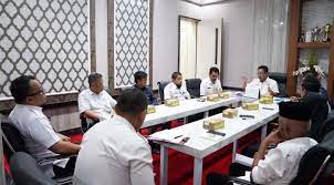 Pj Sekprov menggelar Rakor dengan OPD terkait untuk meningkatkan produksi sutera di Sulsel. (Ist).jpg