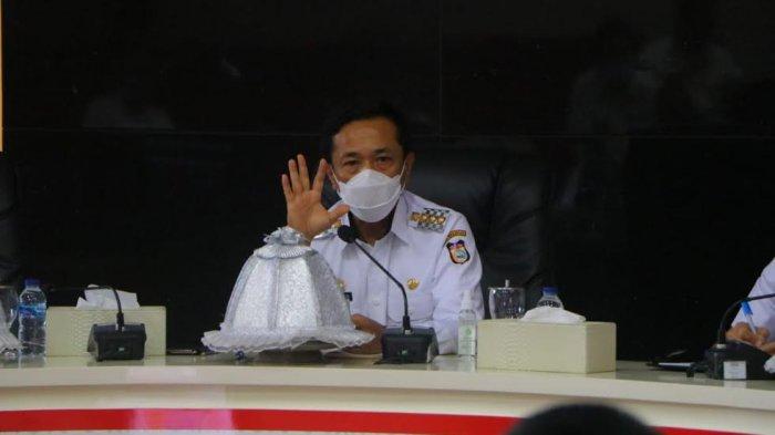 Pj Walikota Makassar Rudy Djamaluddin diminta untuk tes swab usai berfoto bareng dengan Ketua KPU RI Arief Budiman saat berkunjung ke Makassar. (Int)