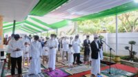 Plt Gubernur Andi Sudirman Sulaiman salat Ied di Rujab Wakil Gubernur, Kamis 13 Mei 2021. (Ist)