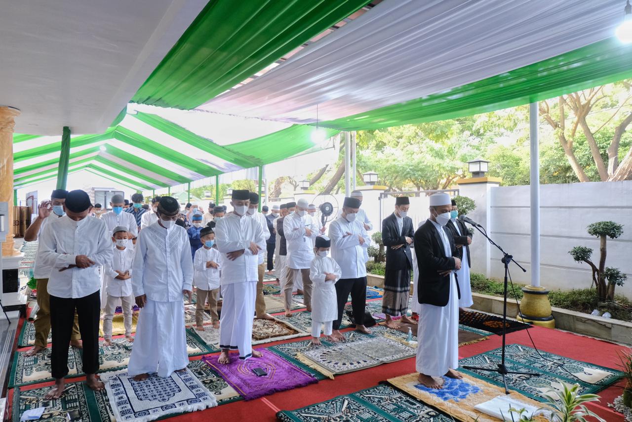 Plt Gubernur Andi Sudirman Sulaiman salat Ied di Rujab Wakil Gubernur, Kamis 13 Mei 2021. (Ist)