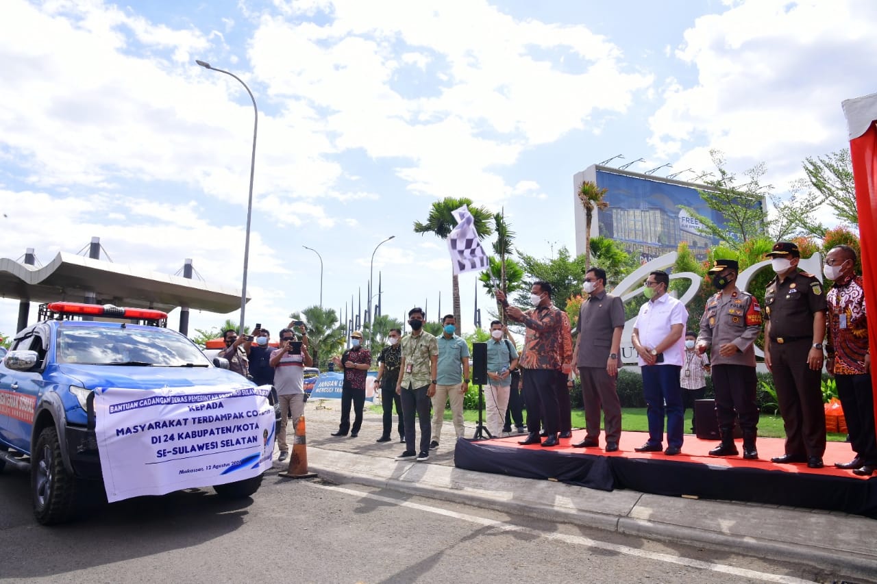 Plt Gubernur Sulawesi Selatan, Andi Sudirman Sulaiman melepas secara simbolis penyaluran bantuan cadangan beras Pemerintah Provinsi Sulsel kepada masyarakat terdampak Covid-19.