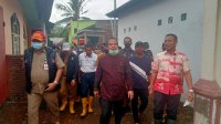 Plt Gubernur Sulsel Andi Sudirman Sulaiman bersama Bupati Takalar Syamsari memantau abrasi di Galesong, Takalar, Selasa 7 Desember 2021. (Ist)