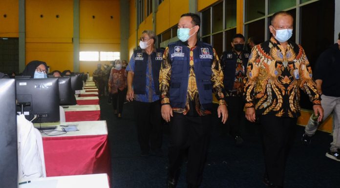 Plt Gubernur Sulsel Andi Sudirman Sulaiman memantau pelaksanaan tes CASN di CCC Kamis 16 September 2021. (Ist)