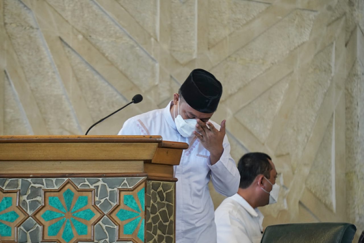 Plt Gubernur Sulsel Andi Sudirman Sulaiman menangis saat melepas jenasah KH Sanusi Baco, Minggu 16 Mei 2021. (Ist)