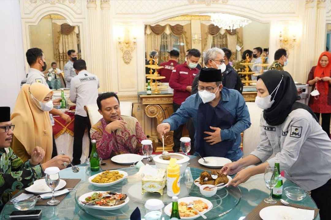 Plt Gubernur Sulsel, Andi Sudirman Sulaiman menyambut kunjungan Ketua Umum DPP Partai Kebangkitan Bangsa (PKB), Muhaimin Iskandar di Rujab Gubernur Sulsel, Selasa malam, 1 Maret 2022. (Int) Plt Gubernur Sulsel, Andi Sudirman Sulaiman menyambut kunjungan Ketua Umum DPP Partai Kebangkitan Bangsa (PKB), Muhaimin Iskandar di Rujab Gubernur Sulsel, Selasa malam, 1 Maret 2022. (Int)