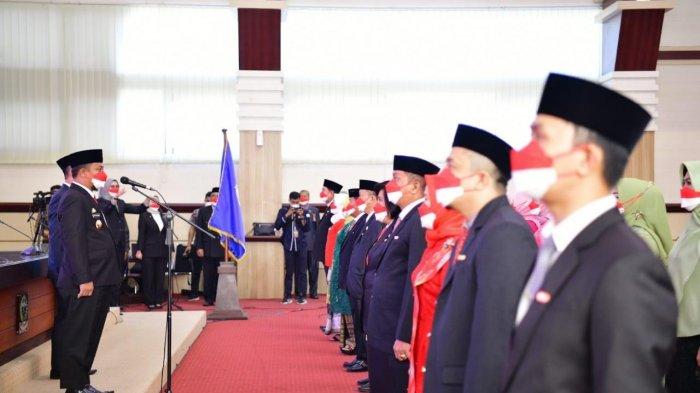 Plt Gubernur Sulsel, Andi Sudirman Sulaiman menyerahkan tanda kehormatan kepada 1.835 PNS Pemprov Sulsel. (Int)