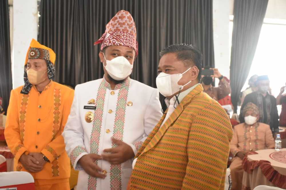 Plt Gubernur Sulsel Andi Sudirman bersama Bupati Toraja Utara Yuhanis Bassang, saat HUT Toraja Utara ke 64. (Int) Plt Gubernur Sulsel Andi Sudirman bersama Bupati Toraja Utara Yuhanis Bassang, saat HUT Toraja Utara ke 64. (Int)