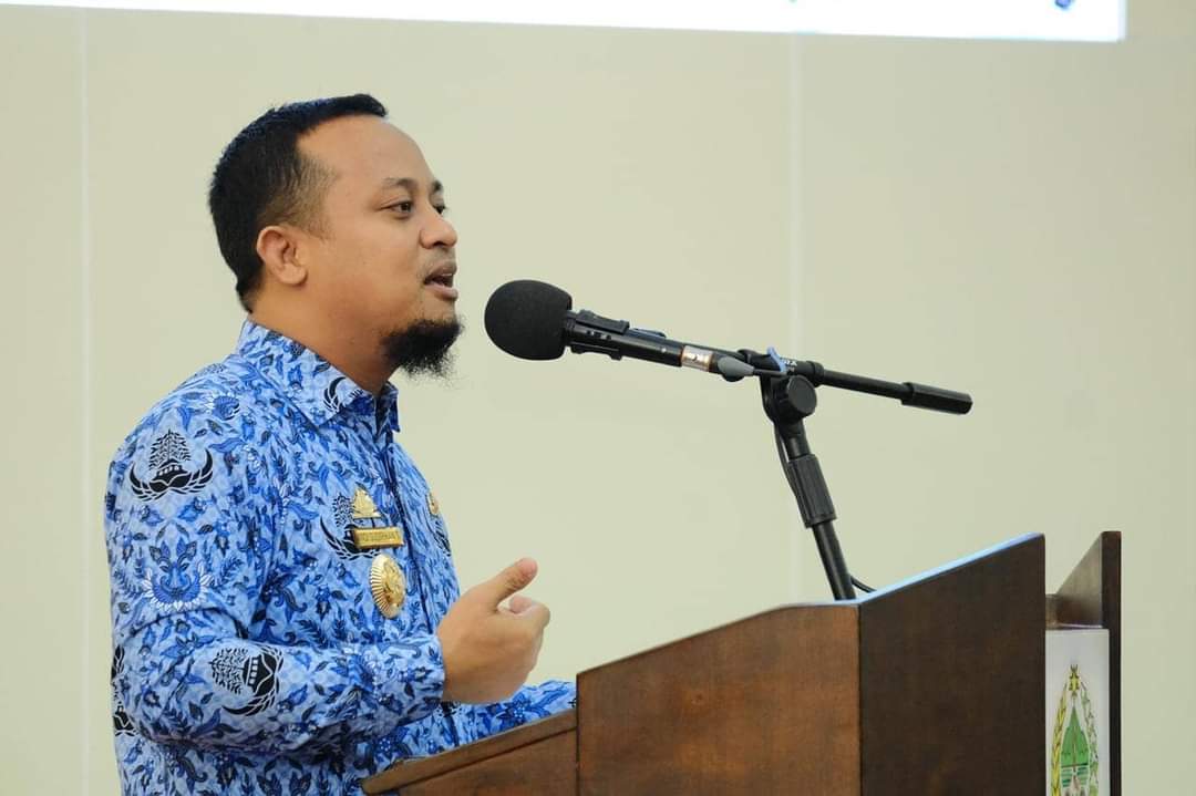 Plt Gubernur Sulsel Andi Sudirman memberikan pengarahan kepada ASN di hari pertama kerja, Senin 17 Mei 2021. (Ist)