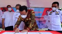 Plt Gubernur Sulsel Andi Sudirman mendatangani MoU dengan Pelindo pembangunan lokasi Pelabuhan Daratan atau Dry Port di Sidrap, Kamis 19 Agustus 2021. (Ist)