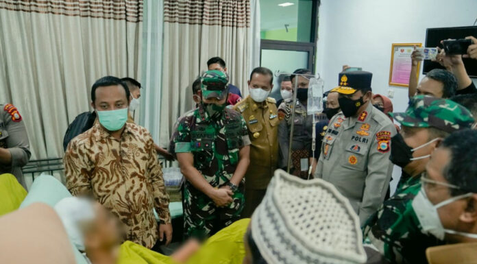 Plt Gubernur Sulsel Andi Sudirman menjenguk korban perkelahian antara mahasiswa, Selasa 30 November 2021.