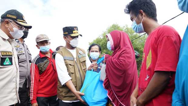 Plt Gubernur Sulsel Andi Sudirman menyerahkan bantuan kepada korban banjir di Jeneponto, Jumat 9 Juli 2021. (Int)