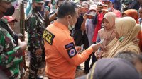 Plt Gubernur Sulsel Andi Sudirman saat mengunjungi korban gempa di Selayar. (Ist)