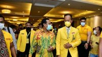 Plt Gubernur Sulsel Sudirman Sulaiman berbincang bersama Menteri Perindustrian Agus Gumiwang Kartasasmita. (Int) Plt Gubernur Sulsel Sudirman Sulaiman berbincang bersama Menteri Perindustrian Agus Gumiwang Kartasasmita. (Int)