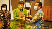 Plt Gubernur Sulsel Sudirman Sulaiman menerima penghargaan TPKAD Award 2020, Kamis 4 Maret 2021. (Ist)