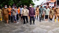 Plt Gubernur Sulsel Sudirman Sulaiman meninjau banjir di Jeneponto, Selasa 7 Desember 2021. (Ist) Plt Gubernur Sulsel Sudirman Sulaiman meninjau banjir di Jeneponto, Selasa 7 Desember 2021. (Ist)