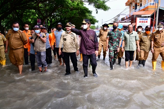 Plt Gubernur Sulsel Sudirman Sulaiman meninjau banjir di Jeneponto, Selasa 7 Desember 2021. (Ist)