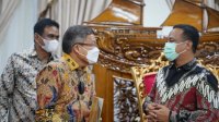 Plt Gubernur Sulsel Sudirman Sulaiman menyerahkan bantuan keuangan kepada bupati dan walikota, Kamis 24 Juni 2021. (Ist) Plt Gubernur Sulsel Sudirman Sulaiman menyerahkan bantuan keuangan kepada bupati dan walikota, Kamis 24 Juni 2021. (Ist)