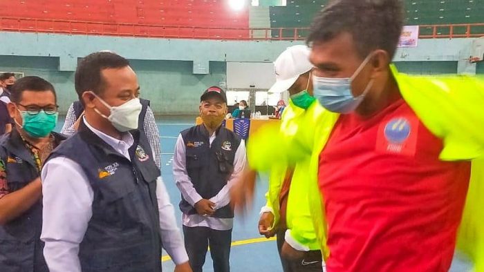 Plt Gubernur Sulsel Sudirman Sulaiman menyerahkan bonus bagi altlit dan pelatih penyumbang medali di PON Papua, Rabu 20 Oktober 2021. (Ist)