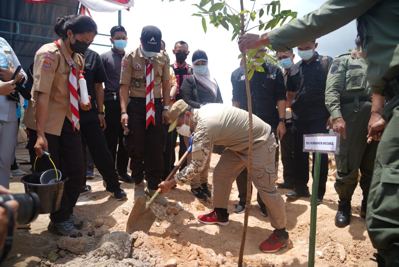 Plt Gubernur Sulsel saat Peringatan Hari Hutan Internasional dengan menanam secara simbolis pohon jenis mahoni, di sekitar Bandara Buntu Kunik Toraja, Sabtu 10 April 2021. (Ist).