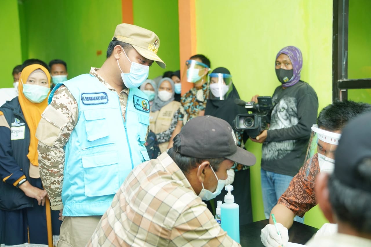 Plt Gubernur Sulsel saat meninjau vaksinasi di Luwu beberapa waktu lalu. (Int)