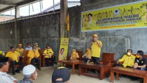 Ketua DPD II Partai Golkar Takalar Zulkarnain Arief menegakan solid bersama Taufan Pawe. (Ist)