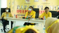 Plt Ketua Golkar Maros Rahman Pina saat memimpin rapat pleno di Villa Iluna, desa Arra, kecamatan Tompobulu, Minggu 27 Desember 2020 . (Ist)