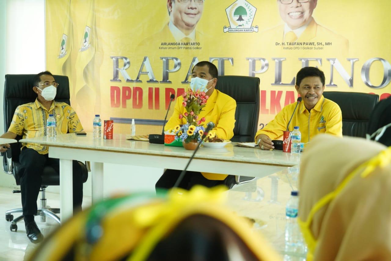 Plt Ketua Golkar Maros Rahman Pina saat memimpin rapat pleno di Villa Iluna, desa Arra, kecamatan Tompobulu, Minggu 27 Desember 2020 . (Ist)