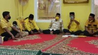 Plt Ketua Golkar Takalar Zulkanaen Arief bersama anggota DPR RI Hamka B Kady dan kader- kader Golkar Takalar saat syukuran di kantor Golkar Takalar yang baru, Minggu 2 Mei 2021. (Ist)