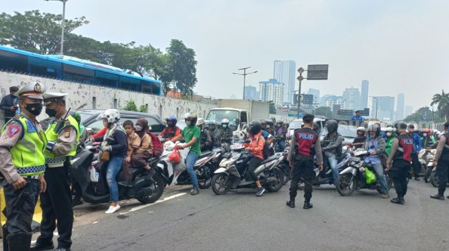 Polri membeberkan alasan pelarangan penggunaan sandal jepit bagi pengendara sepeda motor. (Int).jpg
