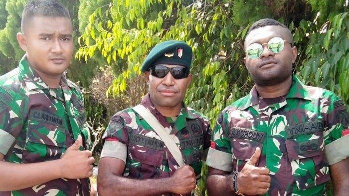 Pratu Lukius (tengah) saat berseragam TNI beberapa waktu lalu. (Int)
