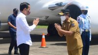 Presiden Jokowi disambut Plt Gubernur Sulsel Andi Sudirman Sulaiman di Bandara Sultan Hasanuddin, Selasa 23 November 2021. (Int)