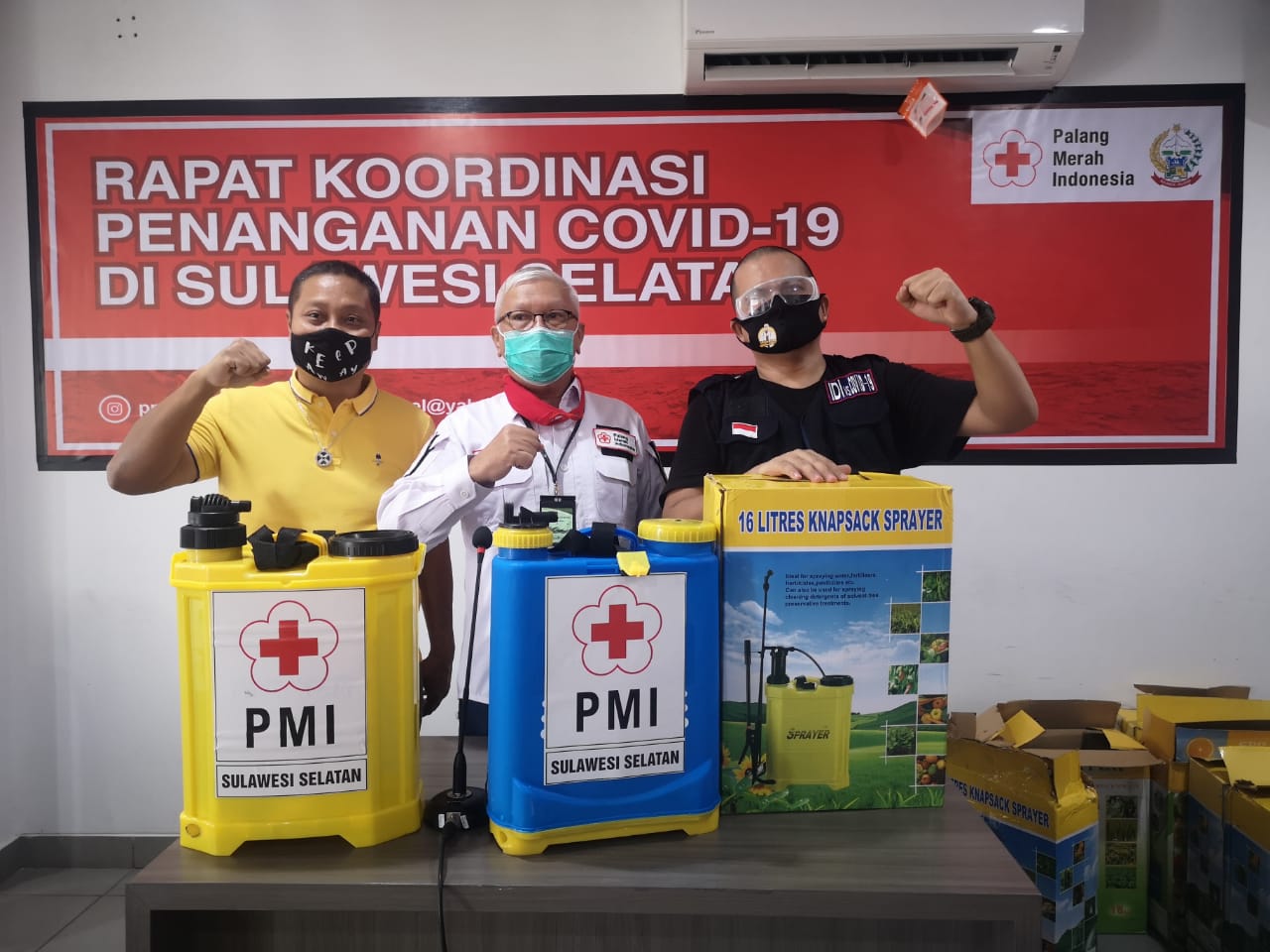 Prosesi penyerahan bantuan PMI dan BNPB ke sejumlah rumah ibadah di Makassar. (ist)