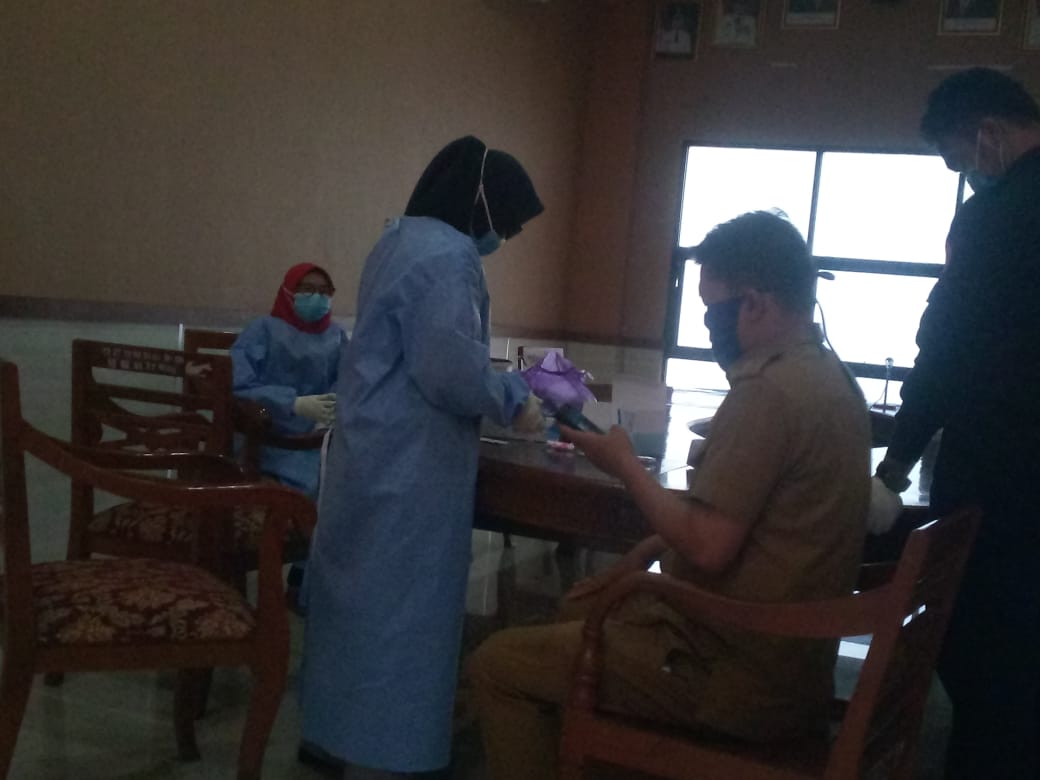Puluhan ASN Pemkab Takalar menjalani RDT menyusul Sekda Takalar Drs Arsyad dkabarkan terjangkit corona, Senin 29 Juni 2020. (Ist)