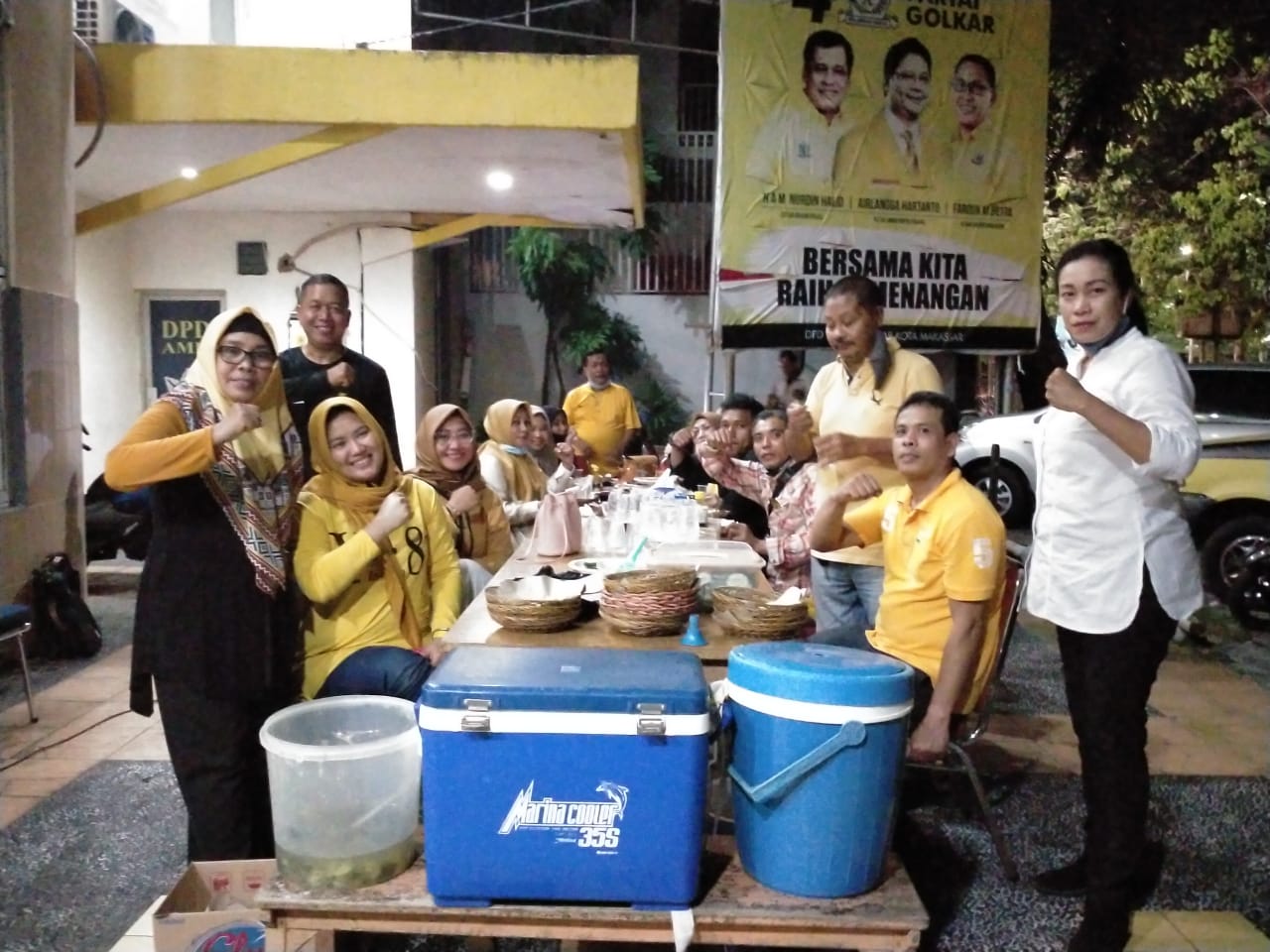 Puluhan kader Partai Golkar mengikuti silaturahmi dengan AMPG d kantor Partai Golkar Makassar, Sabtu 4 Juli 2020 malam. (Ist)