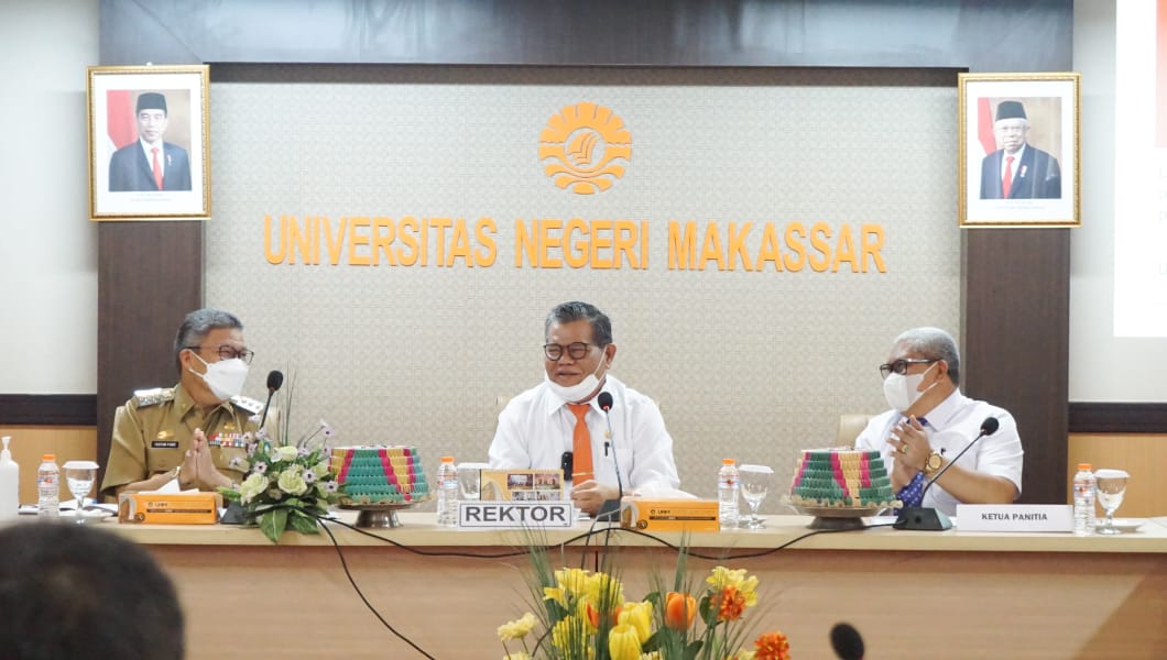 Rektor UNM Prof Husain Syam memuji perjuangan Walikota Parepare Taufan Pawe dalam membangun kampus ITH Parepare, Senin 27 September 2021. (Ist)
