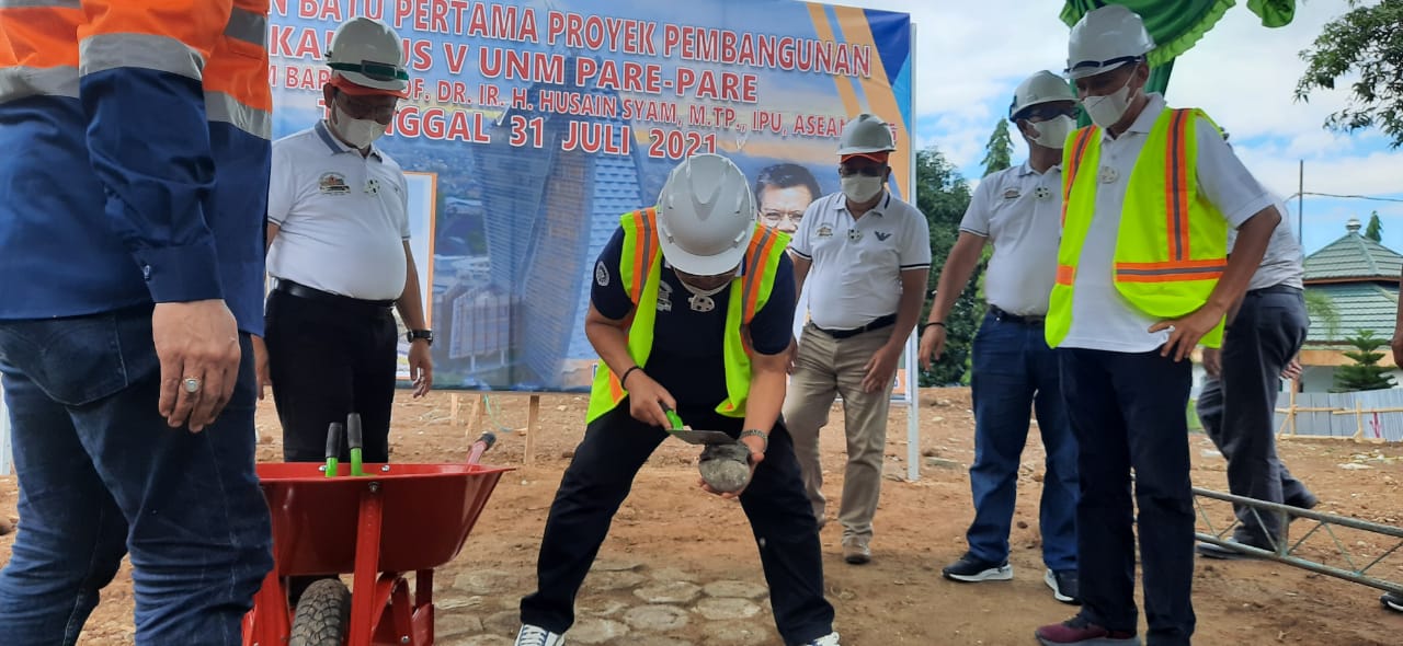 Rektor UNM Prof Husain Syam saat meletakkan batu pertama kampus UNM di Parepare. (Ist)