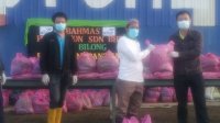 Sabahmas Plantation Sdn, Bhd Grup Wilmar menyerahkan bantuan bahan makanan kepada 1200 TKI Indonesia di Sabah-Malaysia. (Ist)