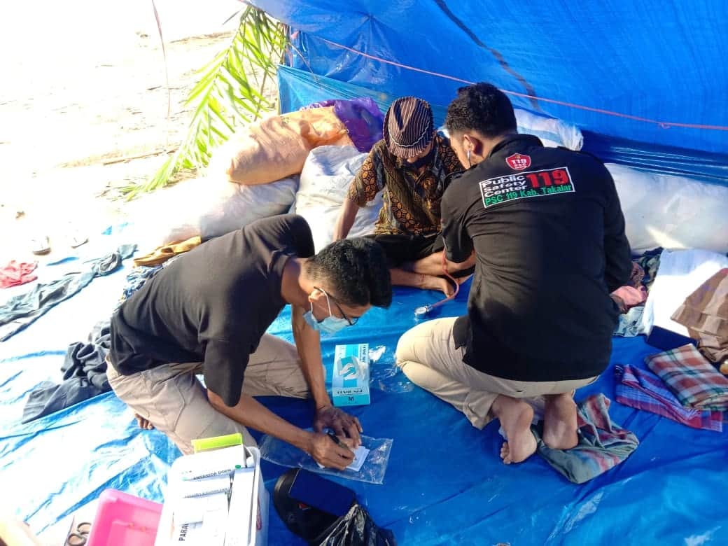 Salah satu aktivitas Tim Kesehatan Takalar selama di lokasi banjir bandang di Masamba, Luwu Utara. (Ist)