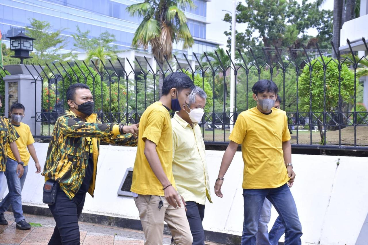 Satgas AMPG Sulsel mengamankan beberapa orang yang hendak mengacaukan pelaksanaan musda Golkar Tana Toraja di Hotel Novotel Makassar, Sabtu 27 Agustus 2021. (Ist)