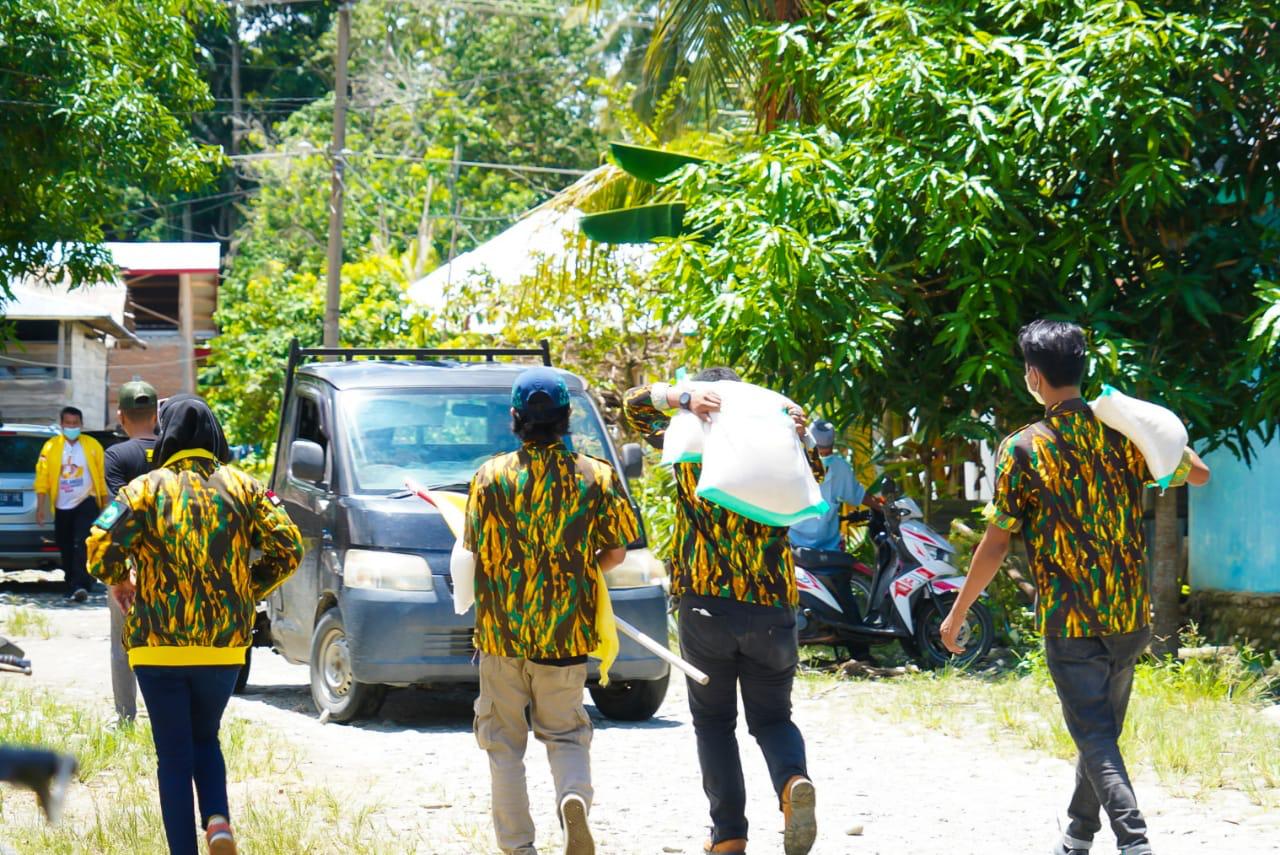 Satgas AMPG dan KPPG Sulsel mendistribusikan bantuan di lokasi bencana banjir di Malangke Barat, Luwu Utara, Sabtu 4 September 2021. (Ist)
