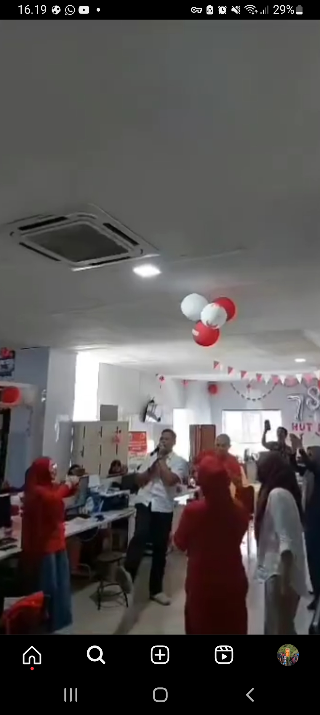 Potongan video pegawai RS Labuang Baji yang menyanyi sambil jingkrak- jingkrak. (Ist)