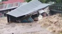 Sejumlah rumah terseret luapan sungai di Soppeng. (Int)