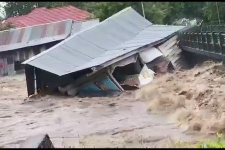 Sejumlah rumah terseret luapan sungai di Soppeng. (Int)